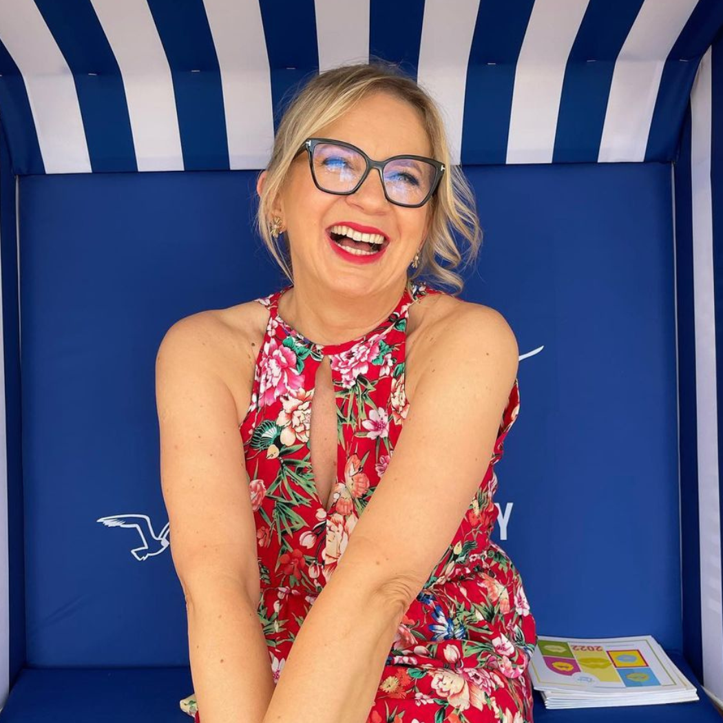 Zapomnij o sukience na komunię. Jeśli chcesz wyglądać oryginalnie, ubierz się jak Rogalska